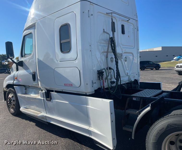 image for item GG9763 2017 Freightliner Cascadia Evolution 125  semi truck