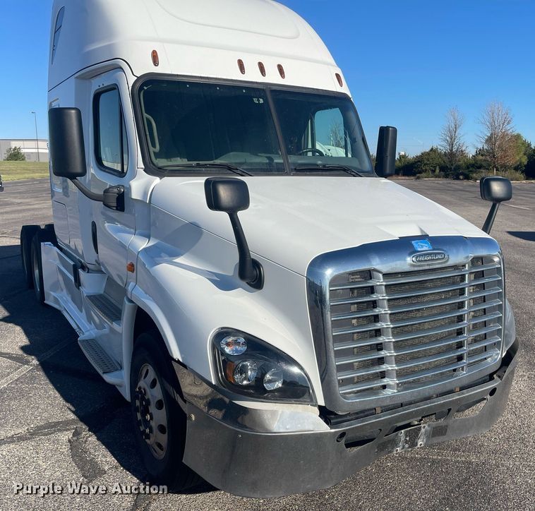 image for item GG9763 2017 Freightliner Cascadia Evolution 125  semi truck