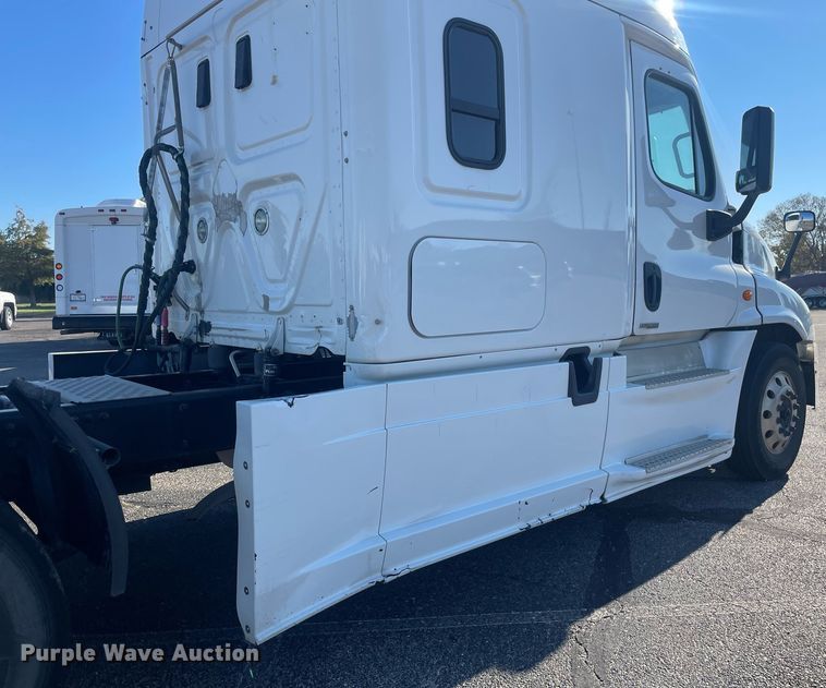 image for item GG9763 2017 Freightliner Cascadia Evolution 125  semi truck