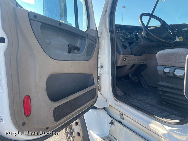 image for item GG9763 2017 Freightliner Cascadia Evolution 125  semi truck