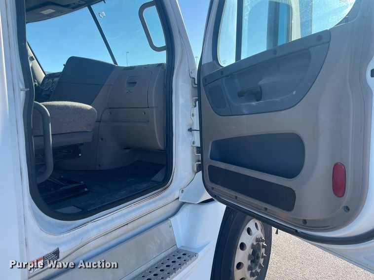 image for item GG9763 2017 Freightliner Cascadia Evolution 125  semi truck