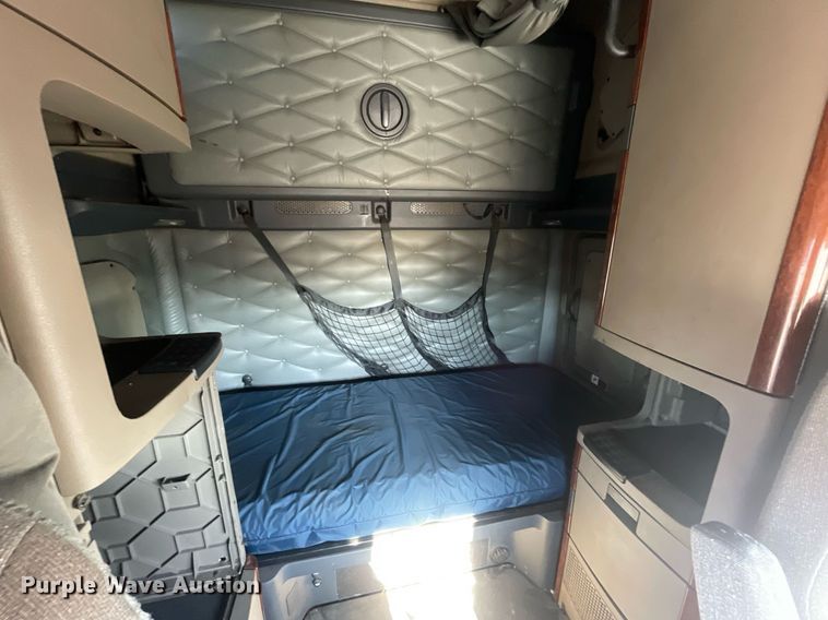 image for item GG9763 2017 Freightliner Cascadia Evolution 125  semi truck