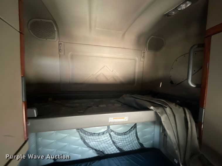 image for item GG9763 2017 Freightliner Cascadia Evolution 125  semi truck