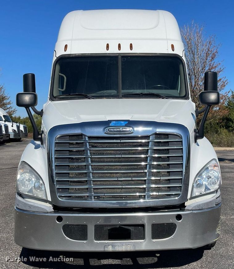 image for item GG9764 2016 Freightliner Cascadia Evolution 125  semi truck