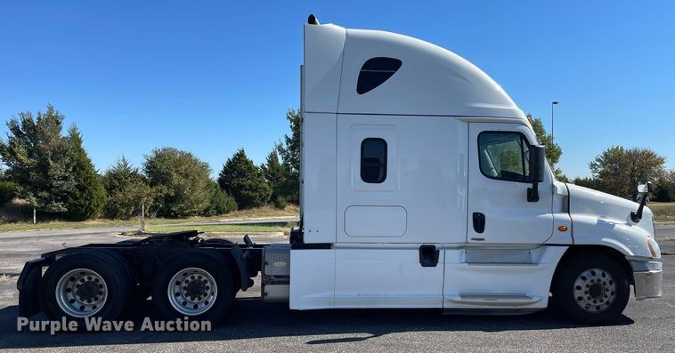 image for item GG9764 2016 Freightliner Cascadia Evolution 125  semi truck