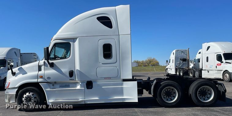 image for item GG9764 2016 Freightliner Cascadia Evolution 125  semi truck