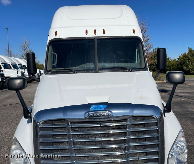 image for item GG9764 2016 Freightliner Cascadia Evolution 125  semi truck