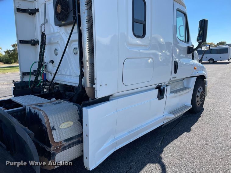 image for item GG9764 2016 Freightliner Cascadia Evolution 125  semi truck