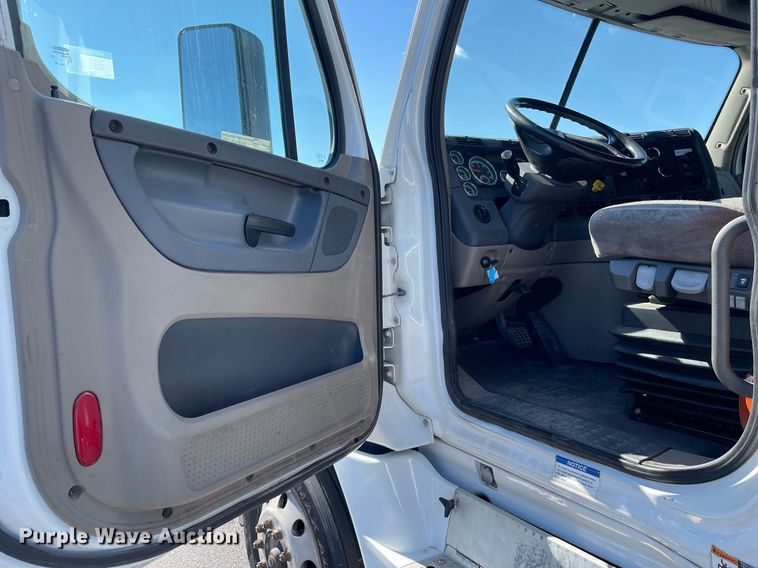 image for item GG9764 2016 Freightliner Cascadia Evolution 125  semi truck