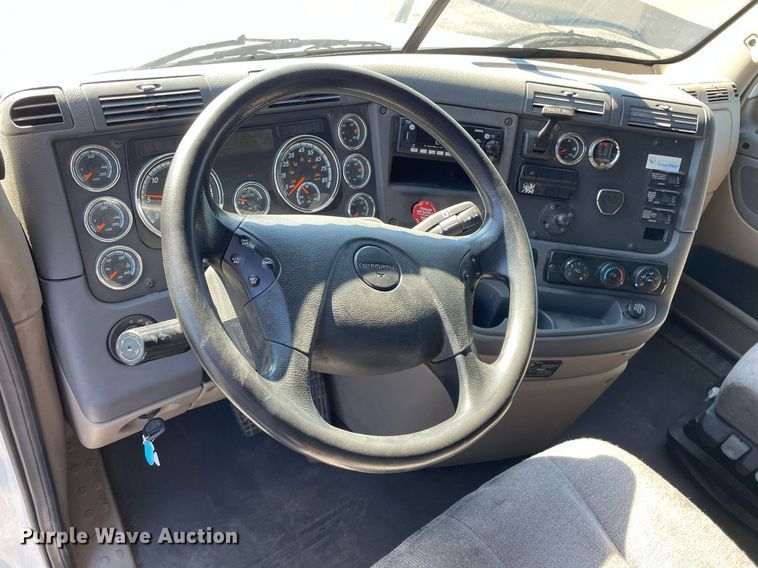 image for item GG9764 2016 Freightliner Cascadia Evolution 125  semi truck