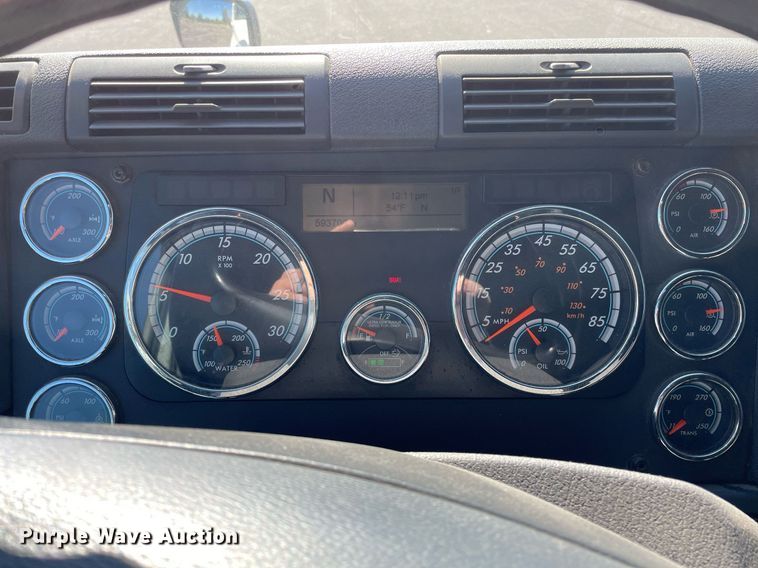 image for item GG9764 2016 Freightliner Cascadia Evolution 125  semi truck