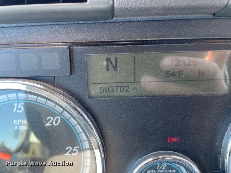 image for item GG9764 2016 Freightliner Cascadia Evolution 125  semi truck