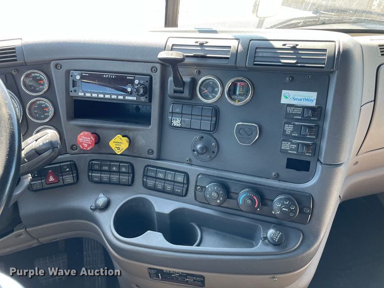 image for item GG9764 2016 Freightliner Cascadia Evolution 125  semi truck