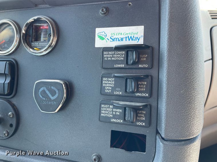 image for item GG9764 2016 Freightliner Cascadia Evolution 125  semi truck