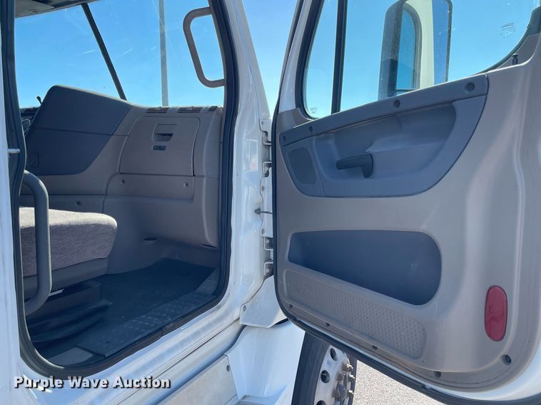 image for item GG9764 2016 Freightliner Cascadia Evolution 125  semi truck