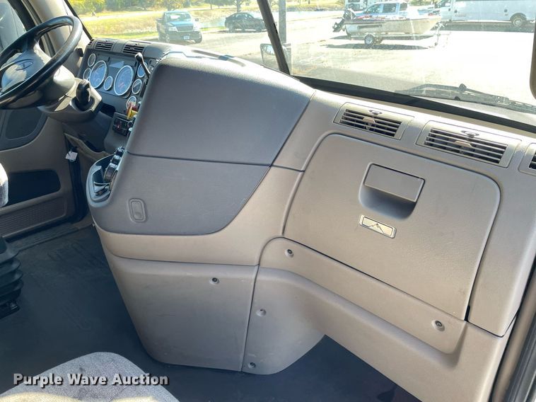 image for item GG9764 2016 Freightliner Cascadia Evolution 125  semi truck