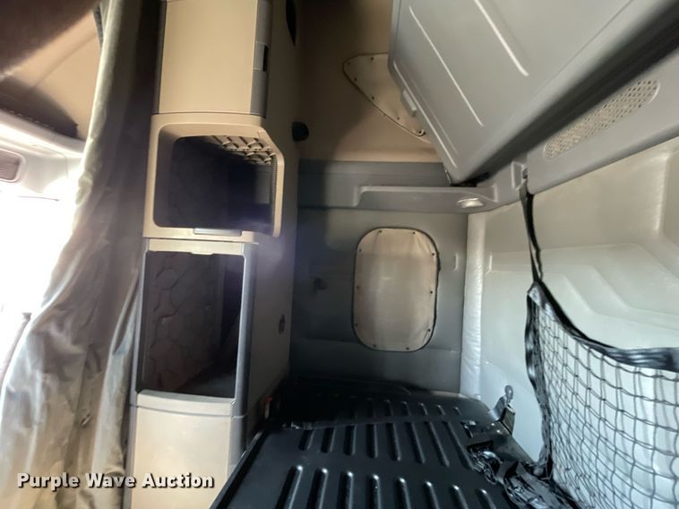 image for item GG9764 2016 Freightliner Cascadia Evolution 125  semi truck