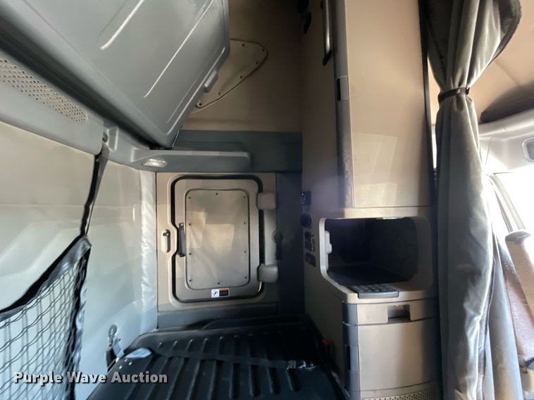 image for item GG9764 2016 Freightliner Cascadia Evolution 125  semi truck