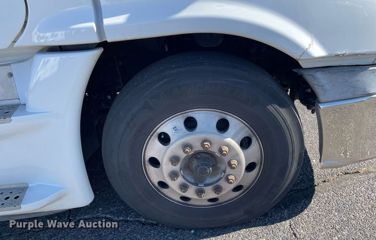 image for item GG9764 2016 Freightliner Cascadia Evolution 125  semi truck