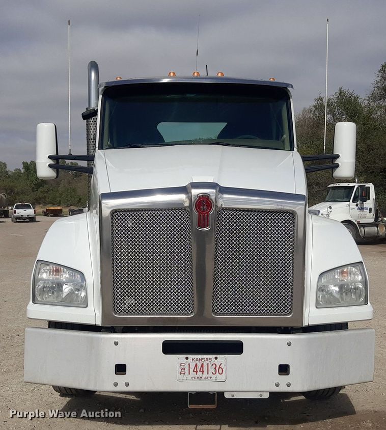 image for item KD9172 2015 Kenworth T880  semi truck