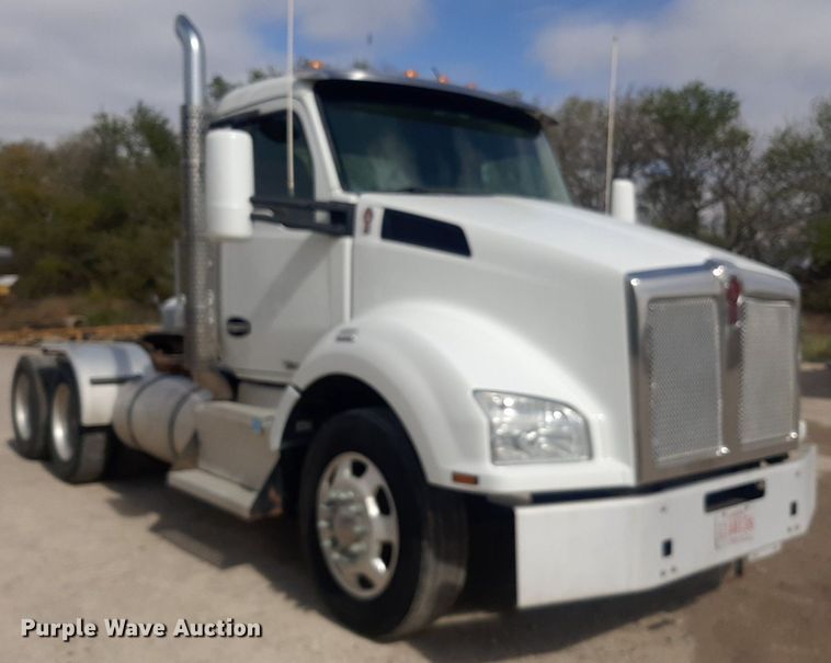 image for item KD9172 2015 Kenworth T880  semi truck