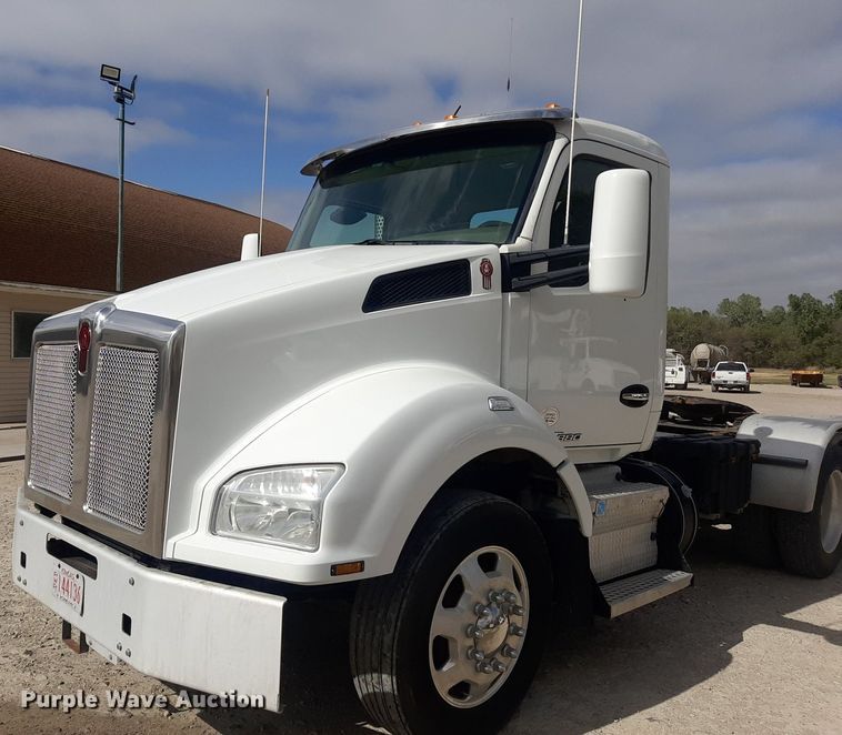 image for item KD9172 2015 Kenworth T880  semi truck