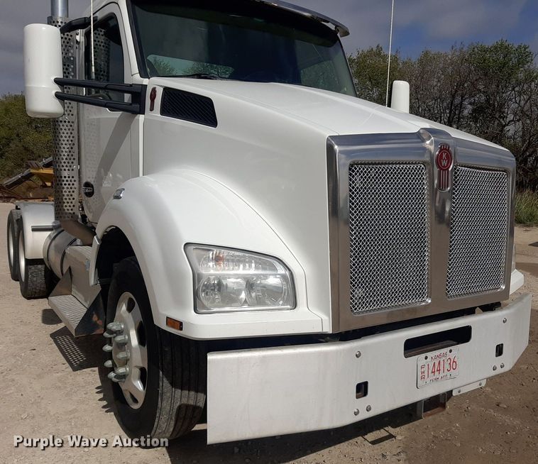 image for item KD9172 2015 Kenworth T880  semi truck