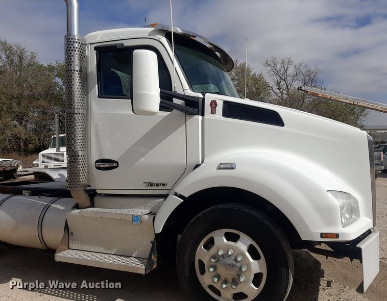 image for item KD9172 2015 Kenworth T880  semi truck