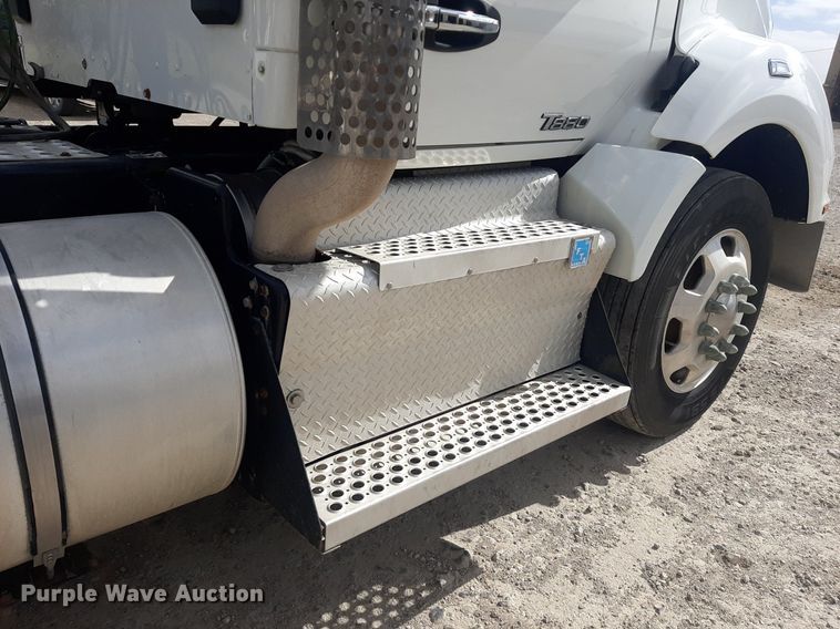 image for item KD9172 2015 Kenworth T880  semi truck