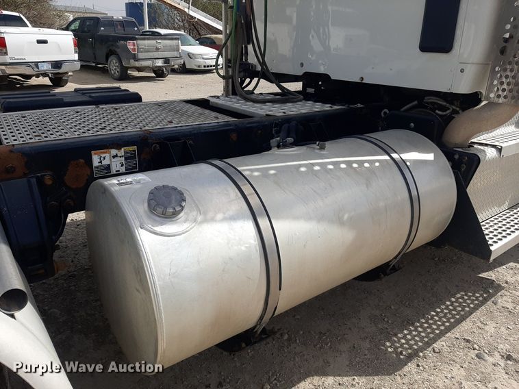 image for item KD9172 2015 Kenworth T880  semi truck