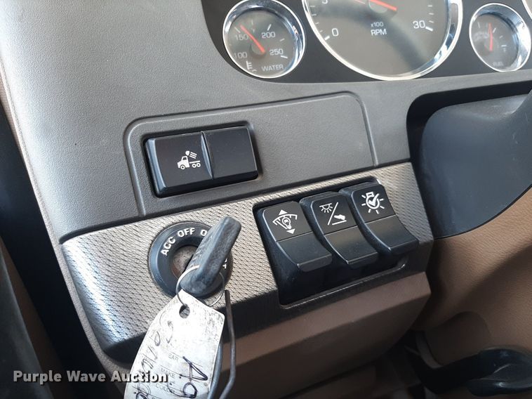 image for item KD9172 2015 Kenworth T880  semi truck