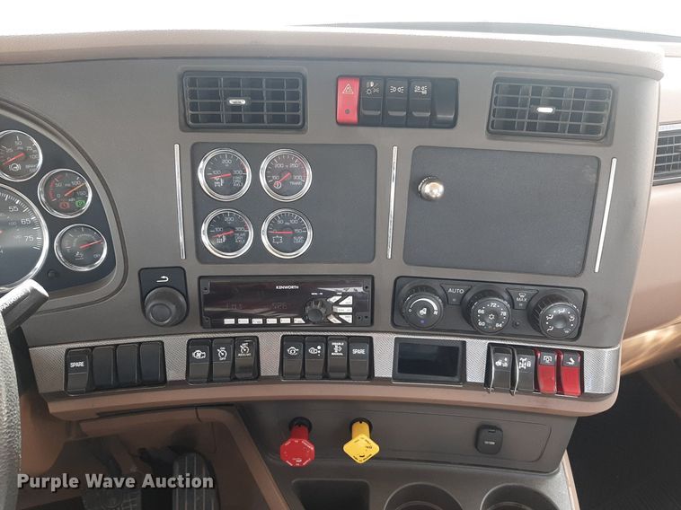 image for item KD9172 2015 Kenworth T880  semi truck