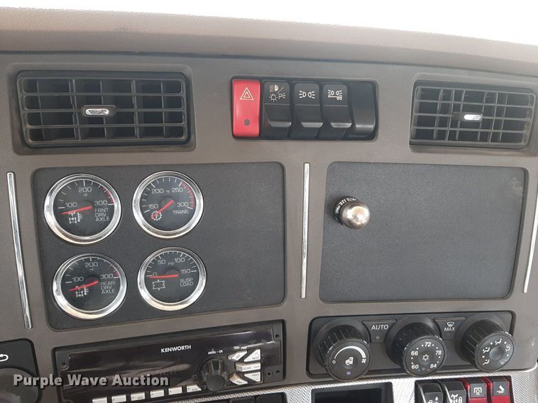 image for item KD9172 2015 Kenworth T880  semi truck