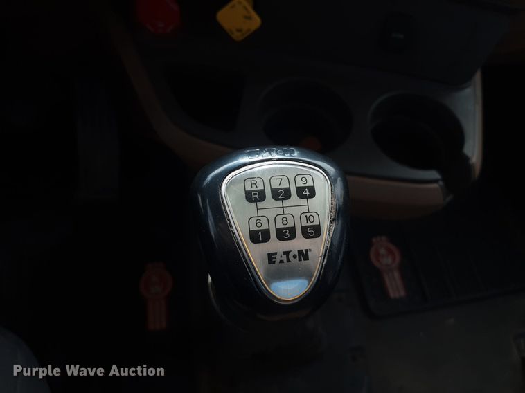 image for item KD9172 2015 Kenworth T880  semi truck