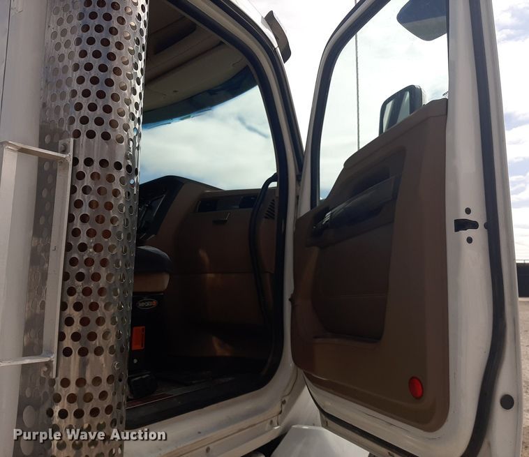 image for item KD9172 2015 Kenworth T880  semi truck