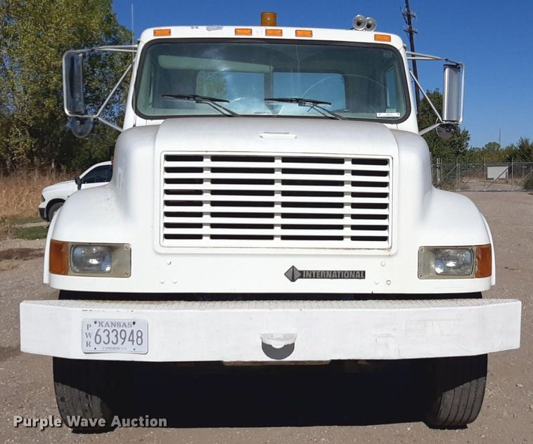 image for item KD9179 2001 International 4700  flatbed truck