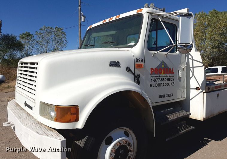 image for item KD9179 2001 International 4700  flatbed truck