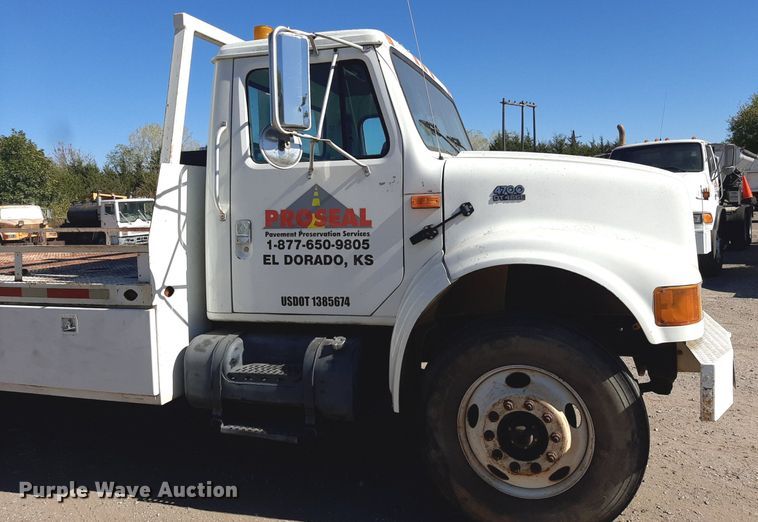 image for item KD9179 2001 International 4700  flatbed truck