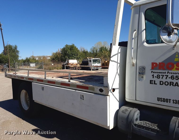 image for item KD9179 2001 International 4700  flatbed truck