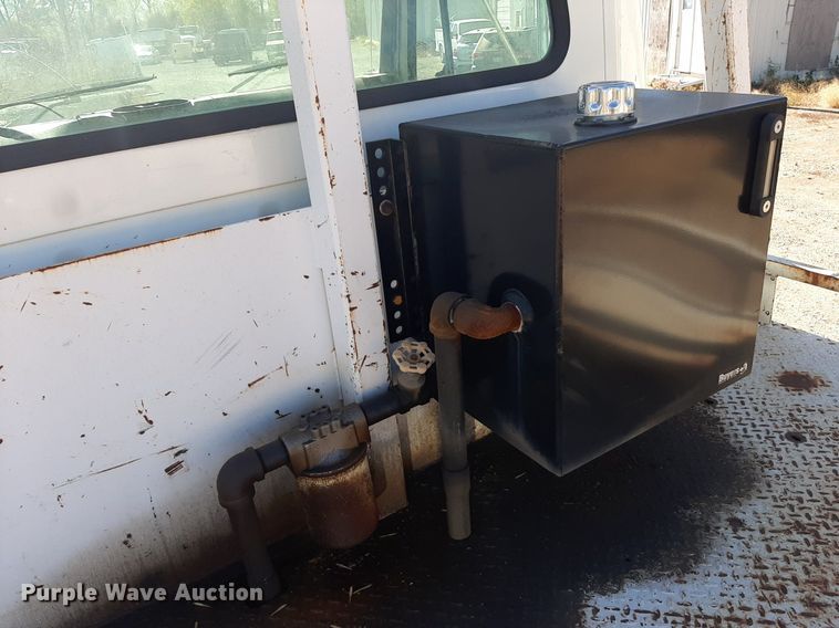 image for item KD9179 2001 International 4700  flatbed truck