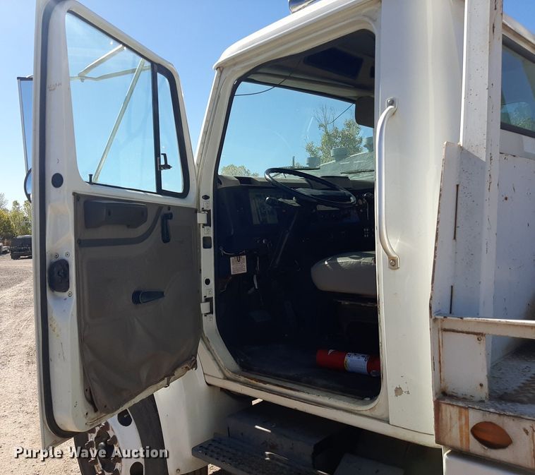 image for item KD9179 2001 International 4700  flatbed truck