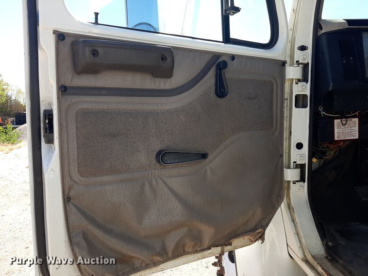 image for item KD9179 2001 International 4700  flatbed truck