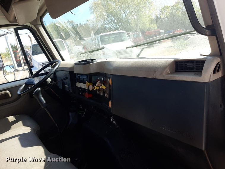 image for item KD9179 2001 International 4700  flatbed truck