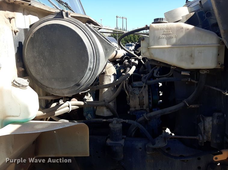 image for item KD9179 2001 International 4700  flatbed truck