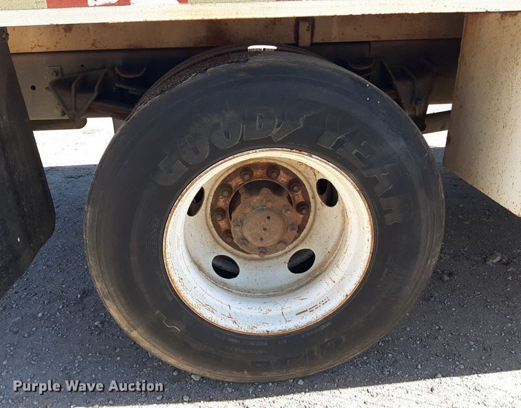 image for item KD9179 2001 International 4700  flatbed truck