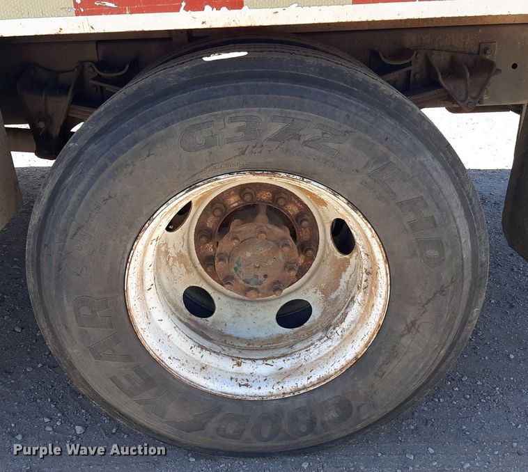 image for item KD9179 2001 International 4700  flatbed truck