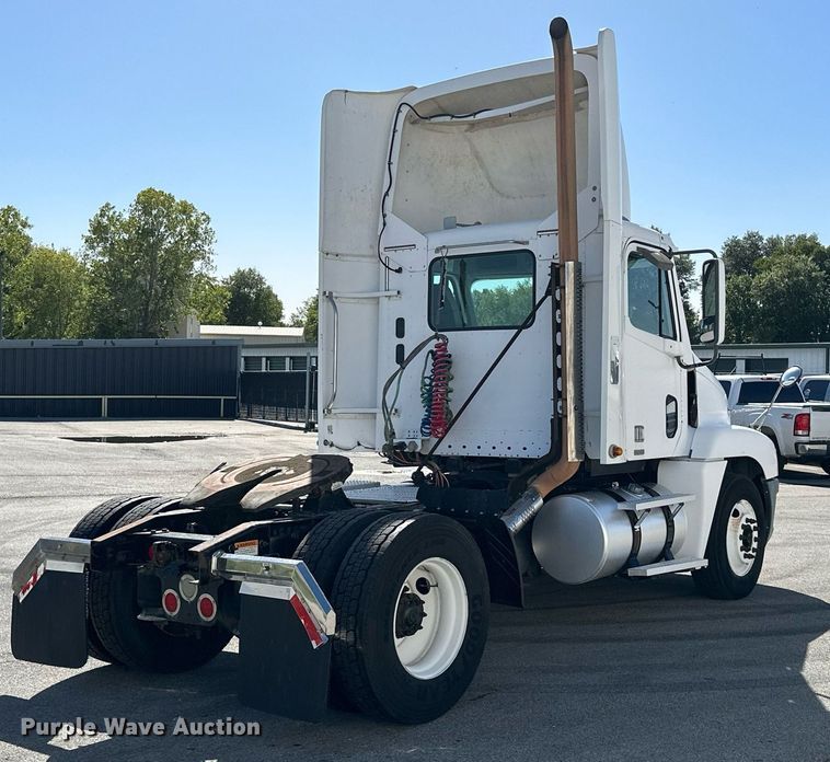 image for item KT9282 2008 Freightliner Century Class  semi truck