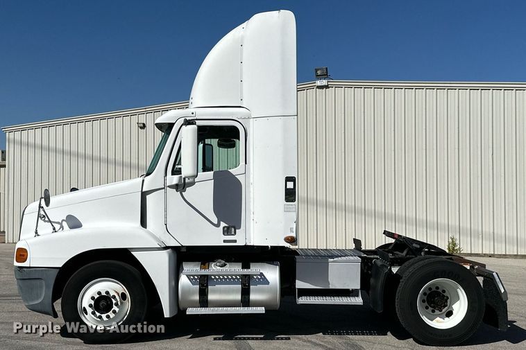 image for item KT9282 2008 Freightliner Century Class  semi truck