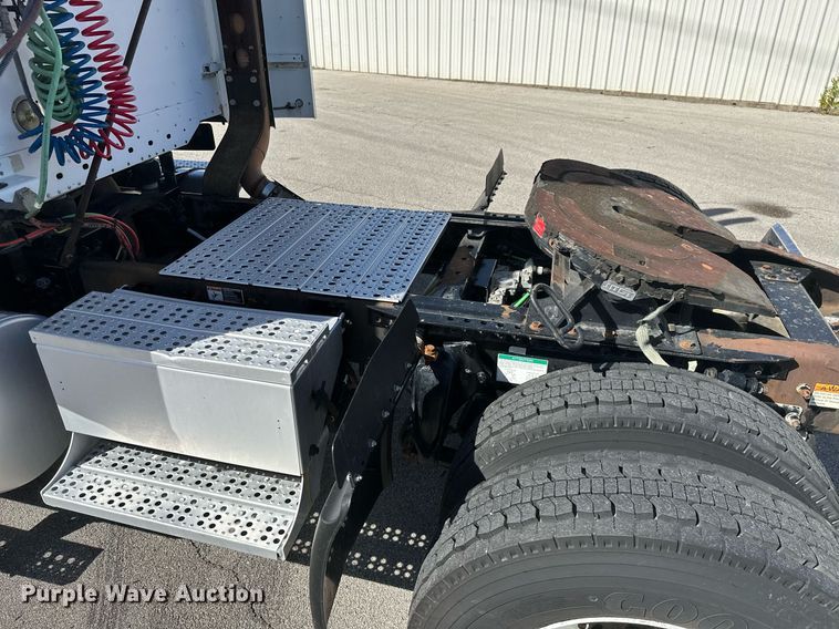 image for item KT9282 2008 Freightliner Century Class  semi truck