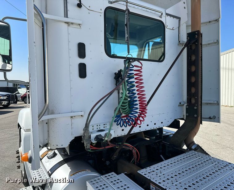 image for item KT9282 2008 Freightliner Century Class  semi truck